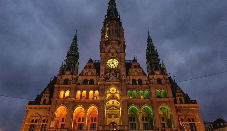 Radnice se zahalila do barev indické vlajky