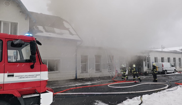 Při požáru autodílny v Jablonci se zranil hasič. Jeden člověk se nadýchal zplodin