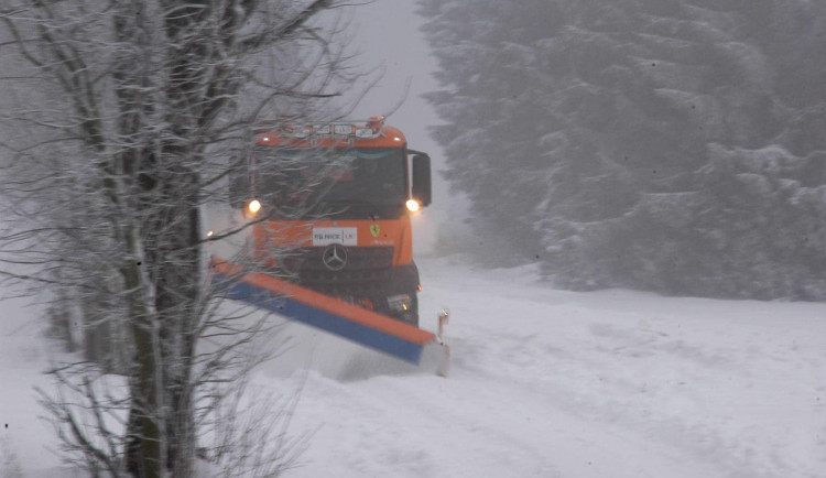 Silničáři pro kamiony uzavřou silnici přes Harrachov. Napadnout má až pětatřicet centimetrů sněhu
