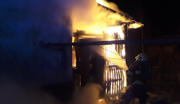 Oheň se v Raspenavě rozšířil z přístěnku do domu. Tři lidé se nadýchali zplodin