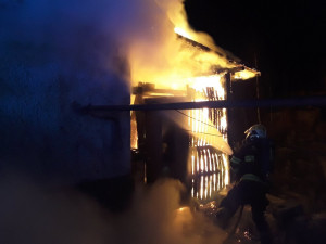 Oheň se v Raspenavě rozšířil z přístěnku do domu. Tři lidé se nadýchali zplodin