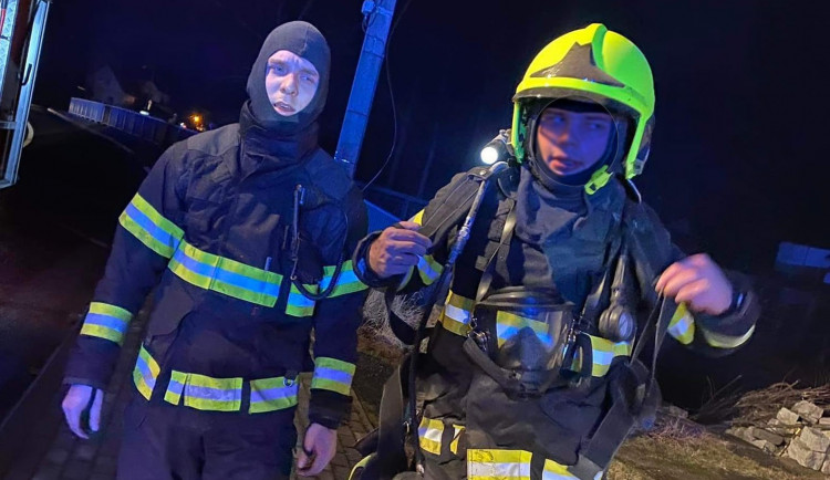 Seniory z hořícího domu v Raspenavě vyvedli tři muži, záchranáři je chtějí ocenit