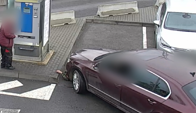 Řidička v Brně si nevšimla muže válejícího se na parkovišti. Najela do něj autem