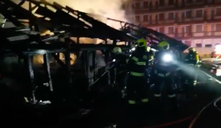 V Železném Brodu kvůli požáru kůlny hasiči evakuovali dvanáct lidí z okolních domů