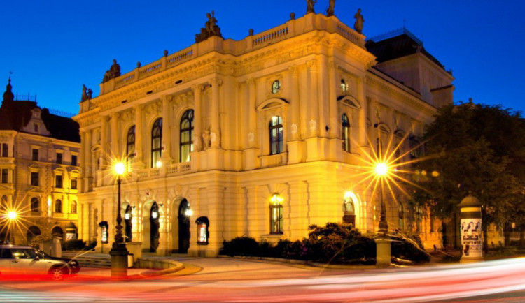 Radnice nebo divadlo budou dál svítit celou noc. Je to kvůli bezpečnosti, vysvětluje vedení města