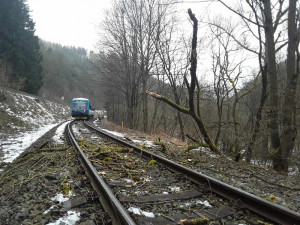 Vlak na Spálově narazil do stromu. Provoz na trati byl obnoven