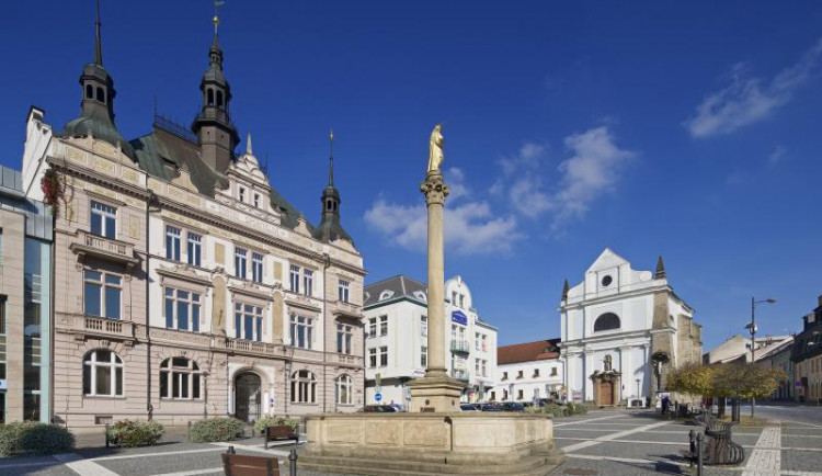 Kašna na turnovském náměstí roky protéká a je téměř bez vody. Město ji nechá opravit