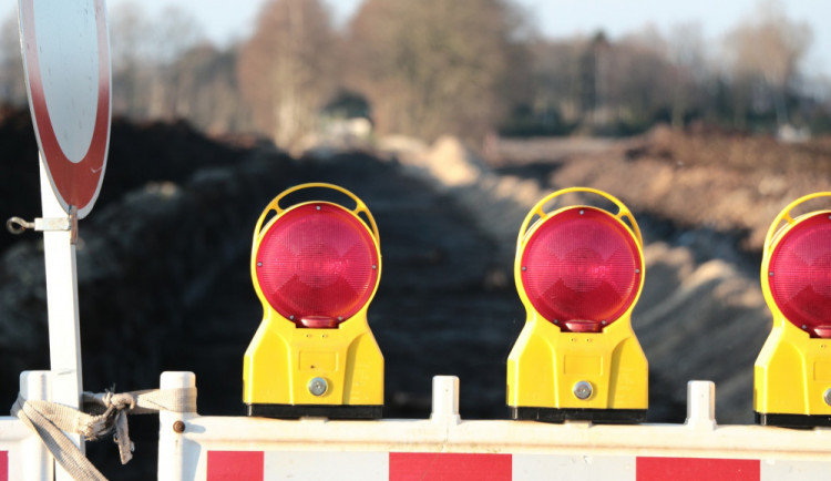 Další komplikace u jablonecké přehrady. Kraj opraví silnici u Jablotronu