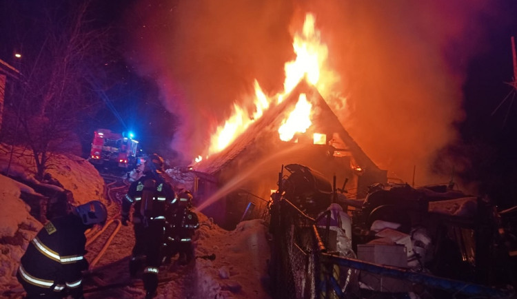 Při požáru rodinného domu v Plavech se zranili dva lidé