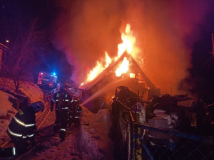 Při požáru rodinného domu v Plavech se zranili dva lidé