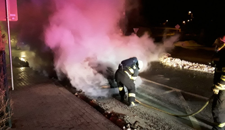 Driftující řidič zapadl na silnici na Smědavu. Později mu auto o pár kilometrů dál shořelo