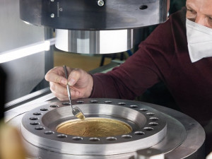 V jablonecké mincovně vyrazí pět desetikilových mincí. Jedna stojí čtrnáct milionů