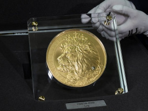 V jablonecké mincovně vyrazí pět desetikilových mincí. Jedna stojí čtrnáct milionů