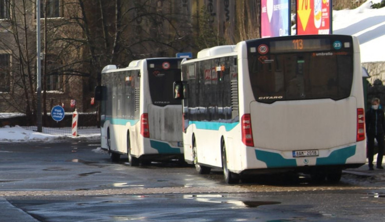 Jizerská padesátka omezí dopravu na Bedřichově. Jablonec i Liberec posílí autobusy