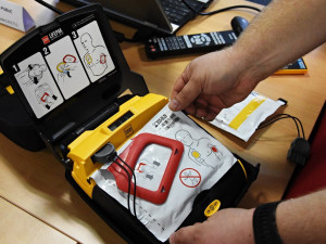 Hasiči a policisté v kraji získají devatenáct nových defibrilátorů