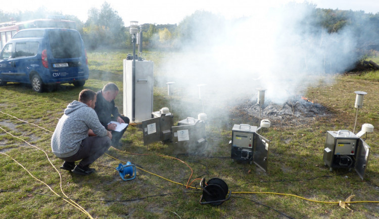 Odborníci zjistili, že pálení v otevřených ohništích extrémně znečišťuje ovzduší
