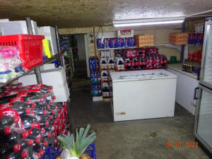 Špína a hlodavci. Inspekce uzavřela dvacítku prodejen. V prodejně ve Velkých Hamrech našla myší trus