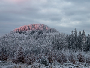 Co nabízí Lužické hory v zimě? Tratě pro běžkaře i sklářská muzea