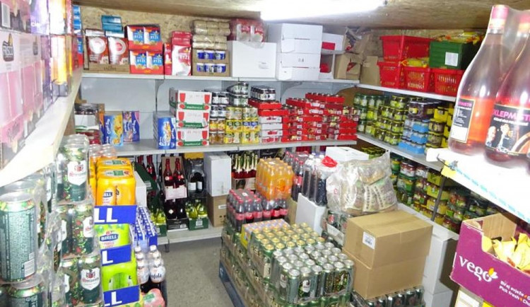 Špína a hlodavci. Inspekce uzavřela dvacítku prodejen. V prodejně ve Velkých Hamrech našla myší trus