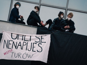 Aktivisté zastavili přívod vody na ministerstvo. Upozorňují na těžbu v dole Turów