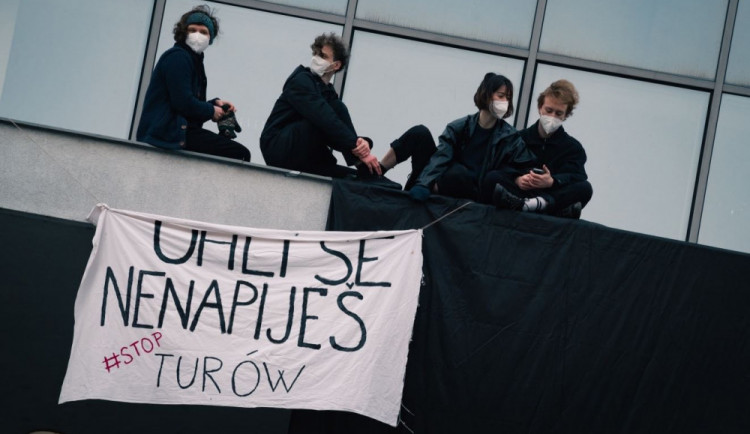 Aktivisté zastavili přívod vody na ministerstvo. Upozorňují na těžbu v dole Turów