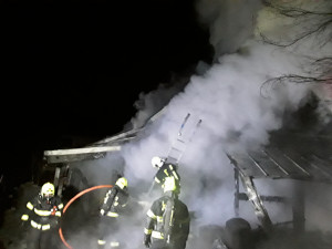 V noci zasahovali hasiči u požáru roubenky na Polevsku. Vyhlášen byl druhý stupeň poplachu