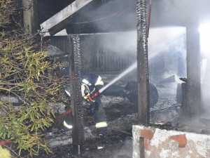 V noci zasahovali hasiči u požáru roubenky na Polevsku. Vyhlášen byl druhý stupeň poplachu