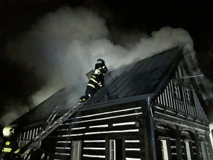 V noci zasahovali hasiči u požáru roubenky na Polevsku. Vyhlášen byl druhý stupeň poplachu