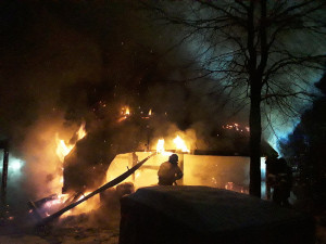 V noci zasahovali hasiči u požáru roubenky na Polevsku. Vyhlášen byl druhý stupeň poplachu