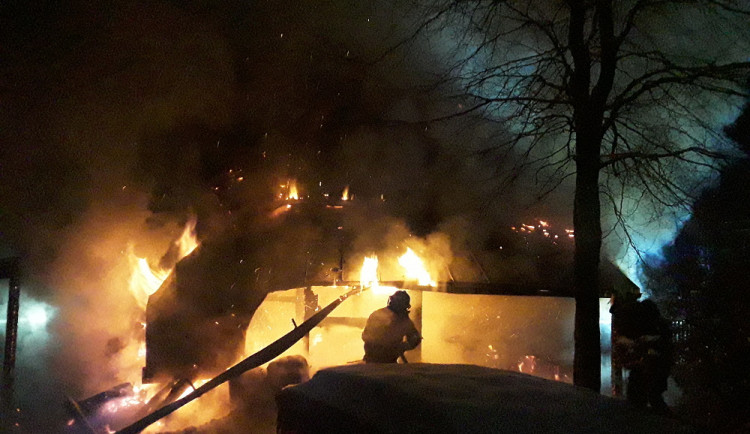 V noci zasahovali hasiči u požáru roubenky na Polevsku. Vyhlášen byl druhý stupeň poplachu