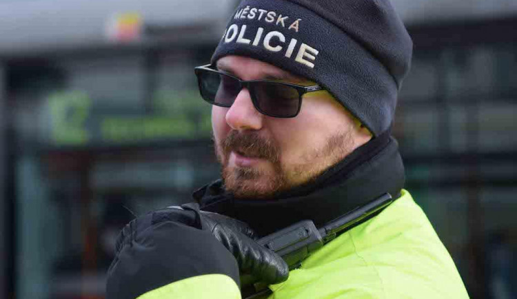 Ztratil klíče a bál se noci venku. Z trápení pomohli nevidomému důchodci z Brna strážníci