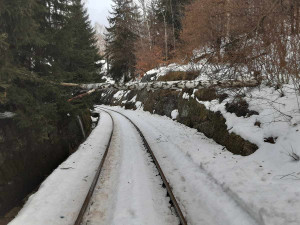 Kvůli silnému větru zasahovali hasiči od rána u stovek událostí. Zastavily se i některé lanovky