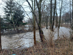 Kvůli silnému větru zasahovali hasiči od rána u stovek událostí. Zastavily se i některé lanovky