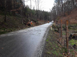 Kvůli silnému větru zasahovali hasiči od rána u stovek událostí. Zastavily se i některé lanovky