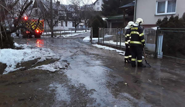 Kvůli silnému větru zasahovali hasiči od rána u stovek událostí. Zastavily se i některé lanovky