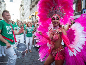 Brazilské tóny, jitrnicový strom a historičtí lyžníci. Do Nového Boru se vrací karneval