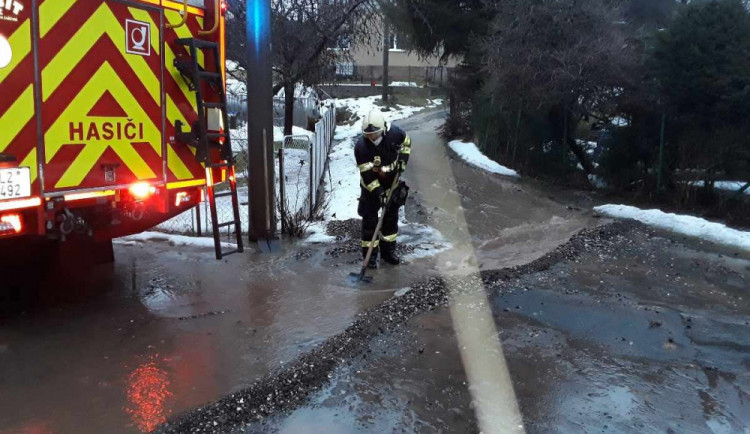 Včera řešili hasiči v kraji bezmála tři sta událostí v souvislosti se silným větrem, dnes je klid