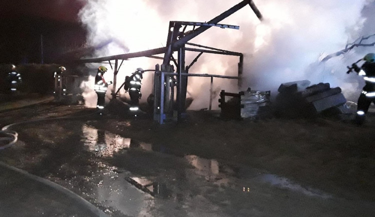 Noční požár v Janově Dole. Shořel přístřešek se dřevem