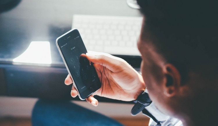 Podvodníci mají novou fintu, jak získat přístup do počítače. Po telefonu se vydávají za Microsoft