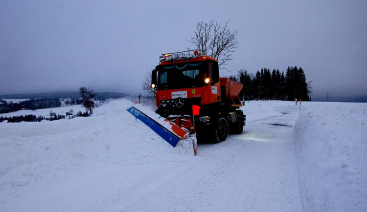 V Libereckém kraji nasněžilo, vrstva nového sněhu může být i na hlavních tazích