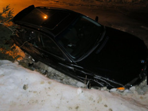 Řidič nezvládl řízení a skončil v příkopu. Nadýchal přes dvě promile