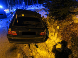 Řidič nezvládl řízení a skončil v příkopu. Nadýchal přes dvě promile