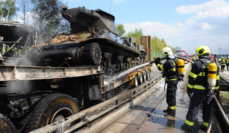 Ke srážce kamionu, který převážel tanky, s autobusem došlo v květnu 2019.