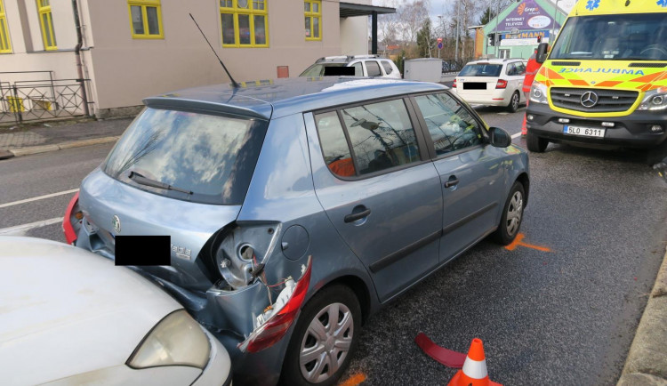 Řidič na mokru na křižovatce nedobrzdil. Naboural auto před sebou, kde se zranili tři lidé