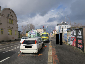 Řidič na mokru na křižovatce nedobrzdil. Naboural auto před sebou, kde se zranili tři lidé