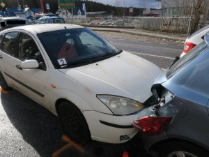 Řidič na mokru na křižovatce nedobrzdil. Naboural auto před sebou, kde se zranili tři lidé