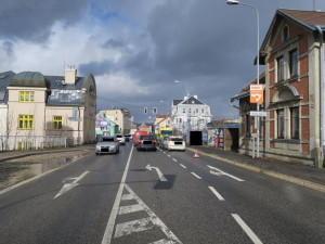 Řidič na mokru na křižovatce nedobrzdil. Naboural auto před sebou, kde se zranili tři lidé