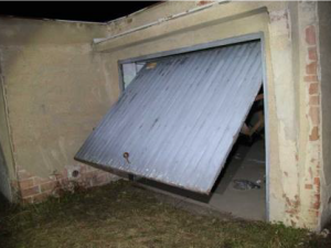 Padesátnice vykrádala garáže. Původní visací zámky nahrazovala vlastními