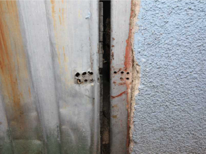 Padesátnice vykrádala garáže. Původní visací zámky nahrazovala vlastními