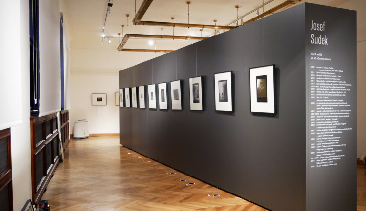 Severočeské muzeum vystavuje fotografie Sudka a díla ze sklářského sympozia